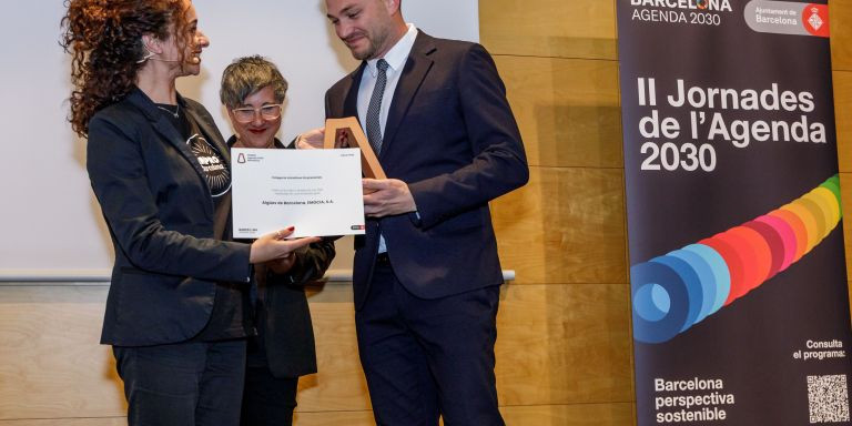 Felipe Campos recibiendo el premio Agenda 2030 BCN / CEDIDA