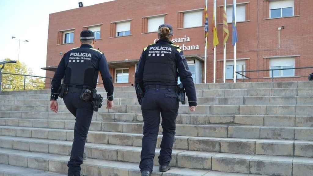 Dos agentes de la Unidad Domus entran en comisaría / AJUNTAMENT DE BADALONA