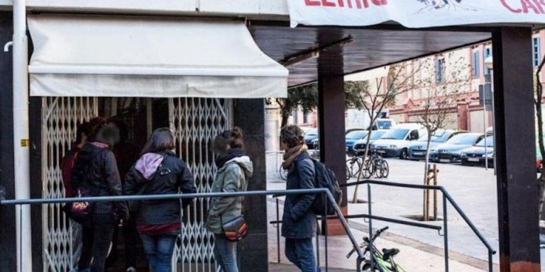 Okupas ante el autodenominado Casal Popular Tres Lliris de Gracia, en Barcelona / CEDIDA