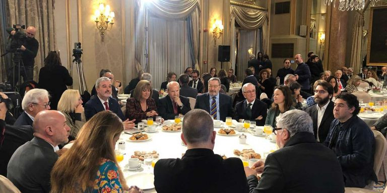 La mesa en el auditorio para escuchar a Collboni, con el propio candidato del PSC y Xavier Trias / MA