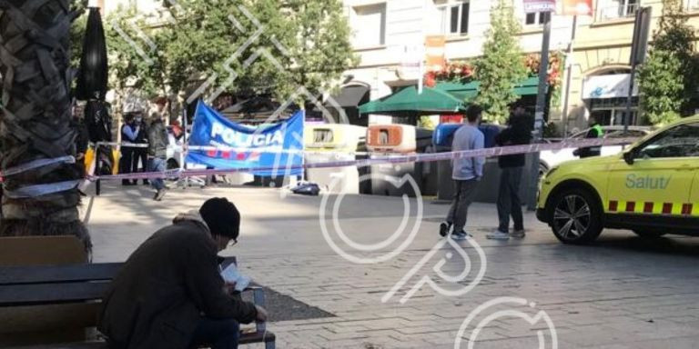 A la derecha, los dos hombres que han encontrado el cadáver descuartizado del Eixample / CEDIDA