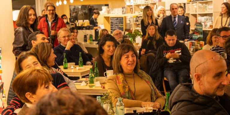 Asistentes al acto sobre la noche en Barcelona / GALA ESPÍN (MA)