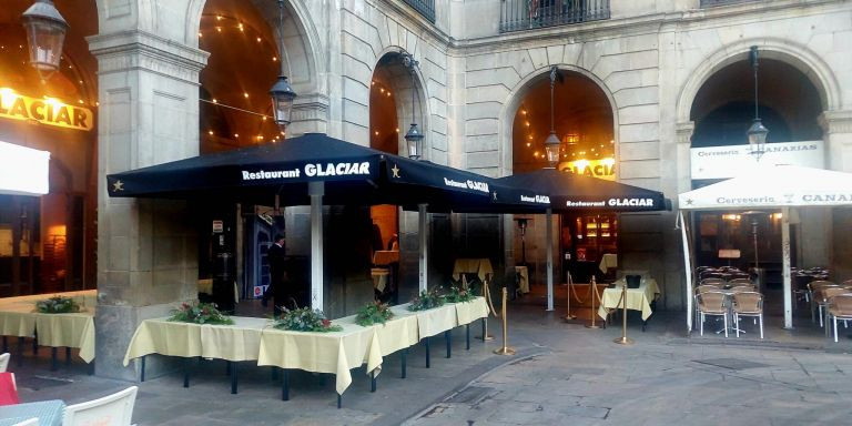 La terraza del restaurante Glaciar en la plaza Reial / GLACIAR