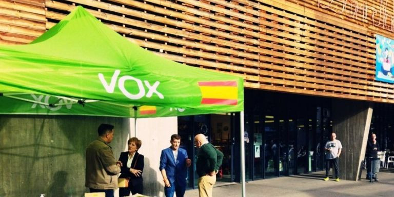 Una carpa de VOX en Sant Adrià con Pedro Ardanuy / TWITTER