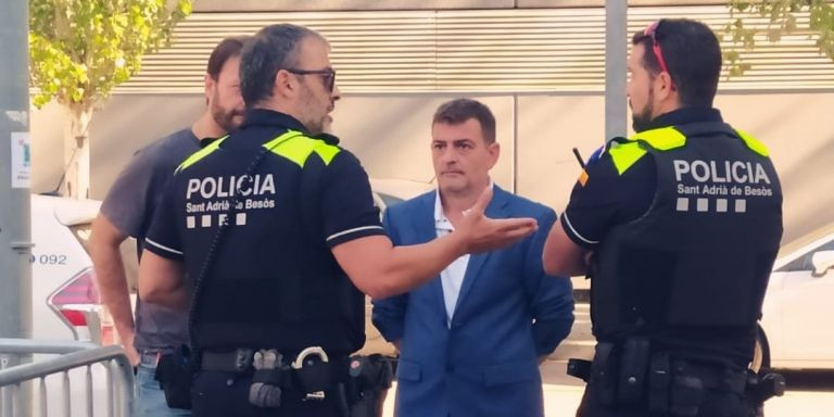 Pedro Ardanuy con dos agentes de la Policía Local de Sant Adrià / TWITTER