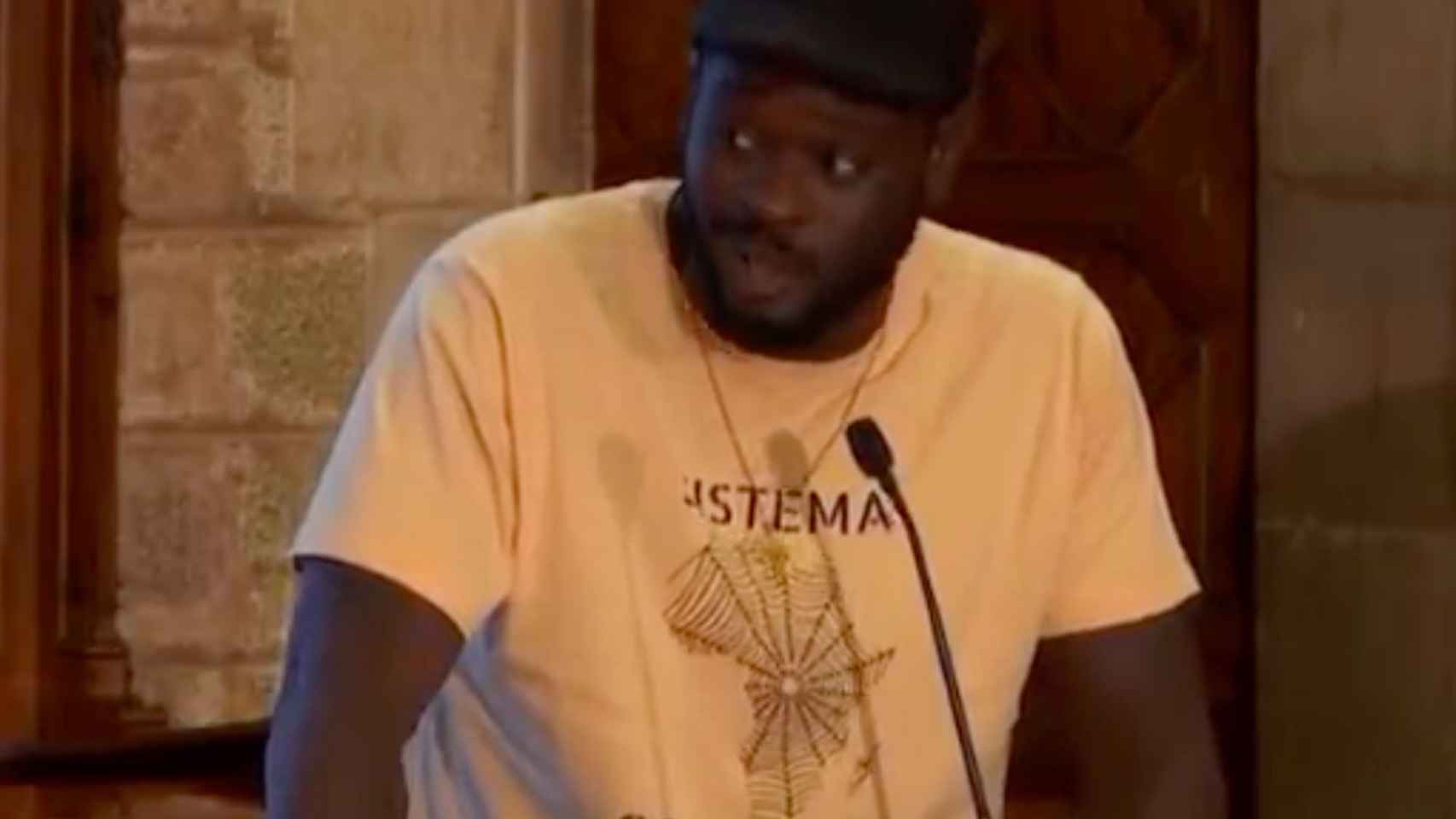 Portavoz de SOS Racisme durante la entrega de Medallas de Honor del Ayuntamiento de Barcelona / REDES SOCIALES