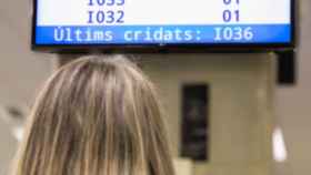 Una persona esperando para ser atendida en el Registro Civil - GOVERN DE LA GENERALITAT