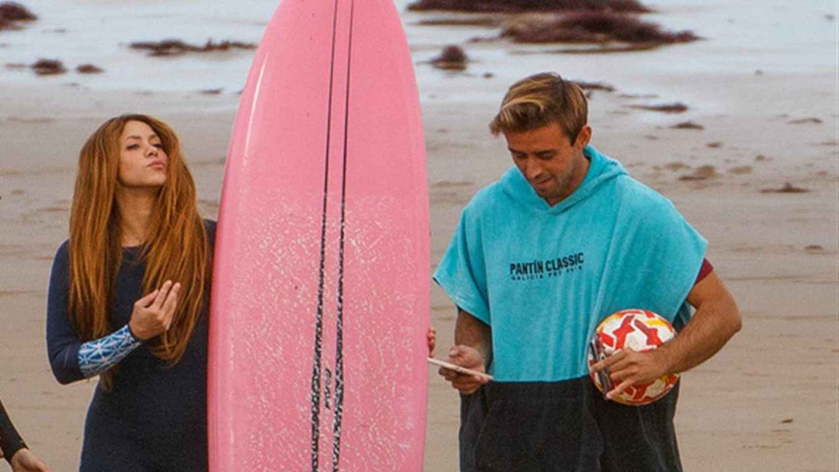 Shakira y su instructor de surf en Cantabria / REDES SOCIALES