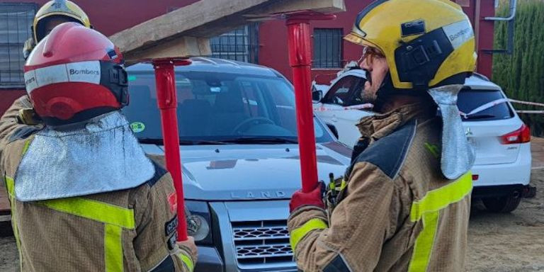 Los Bombers evacuan a un hombre que ha sufrido un accidente en la Roca del Vallès / BOMBERS DE LA GENERALITAT