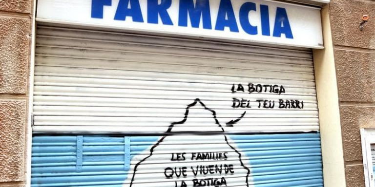 Una farmacia amanece con un grafiti de Javirroyo / ACN