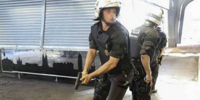 Agentes de la Guardia Urbana con pistolas durante el atentado de Barcelona, en agosto de 2017 / AGENCIAS