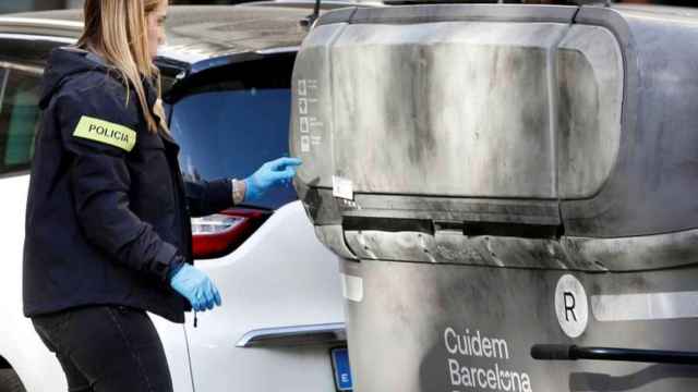 Los Mossos investigan el hallazgo de un cadáver descuartizado en una maleta en un contenedor de l'Eixample / EFE