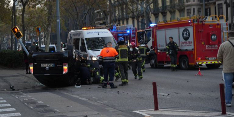 Actuación de los bomberos en el accidente en la Gran Via / LUIS MIGUEL AÑÓN (METRÓPOLI)