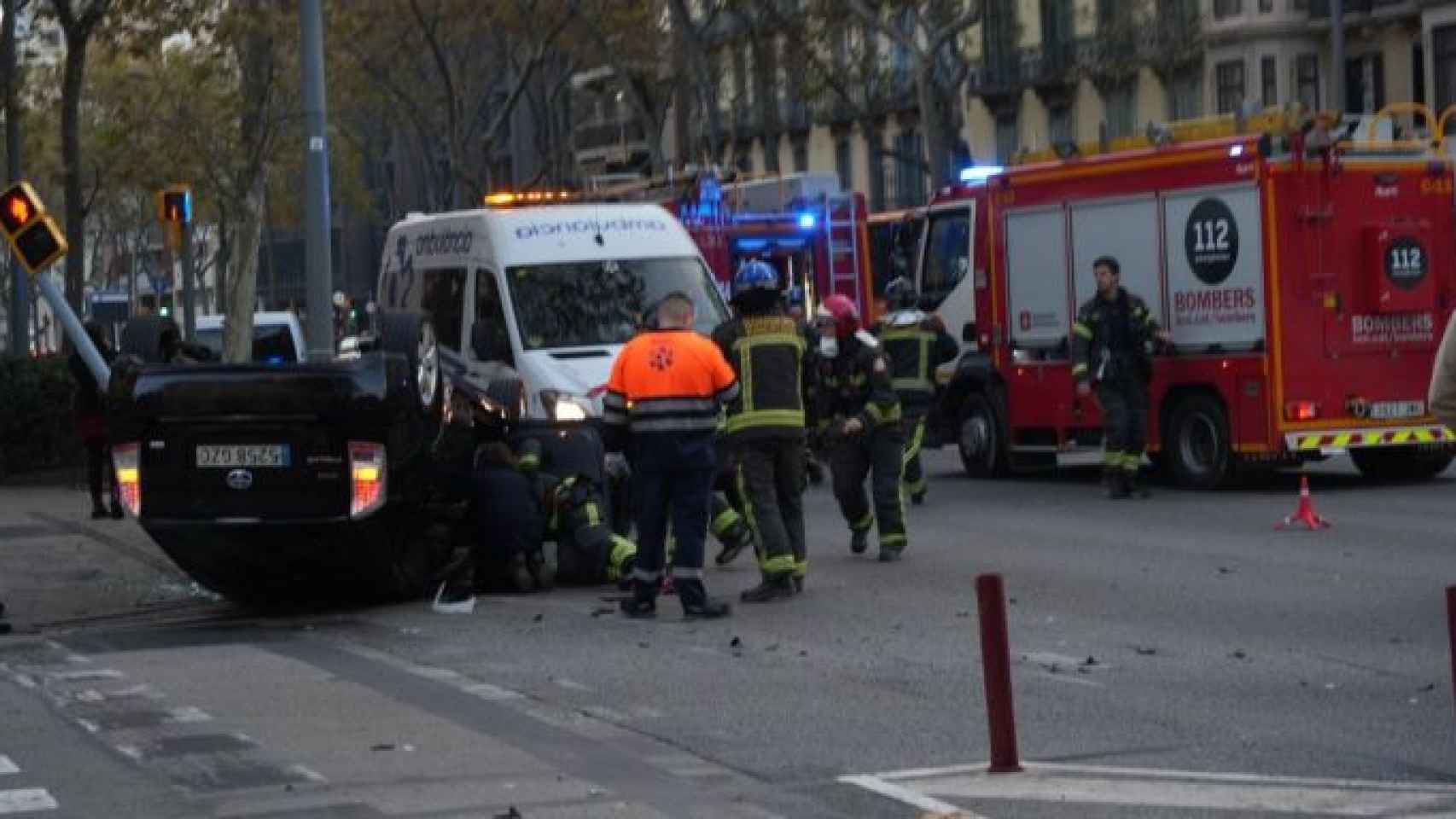 Actuación de los bomberos en un accidente en la Gran Via