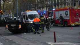 Actuación de los bomberos en un accidente en la Gran Via