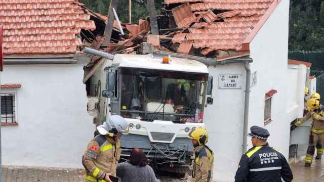 Vehículo de la limpieza estrellado contra una casa en Sant Cugat / AJ SANT CUGAT