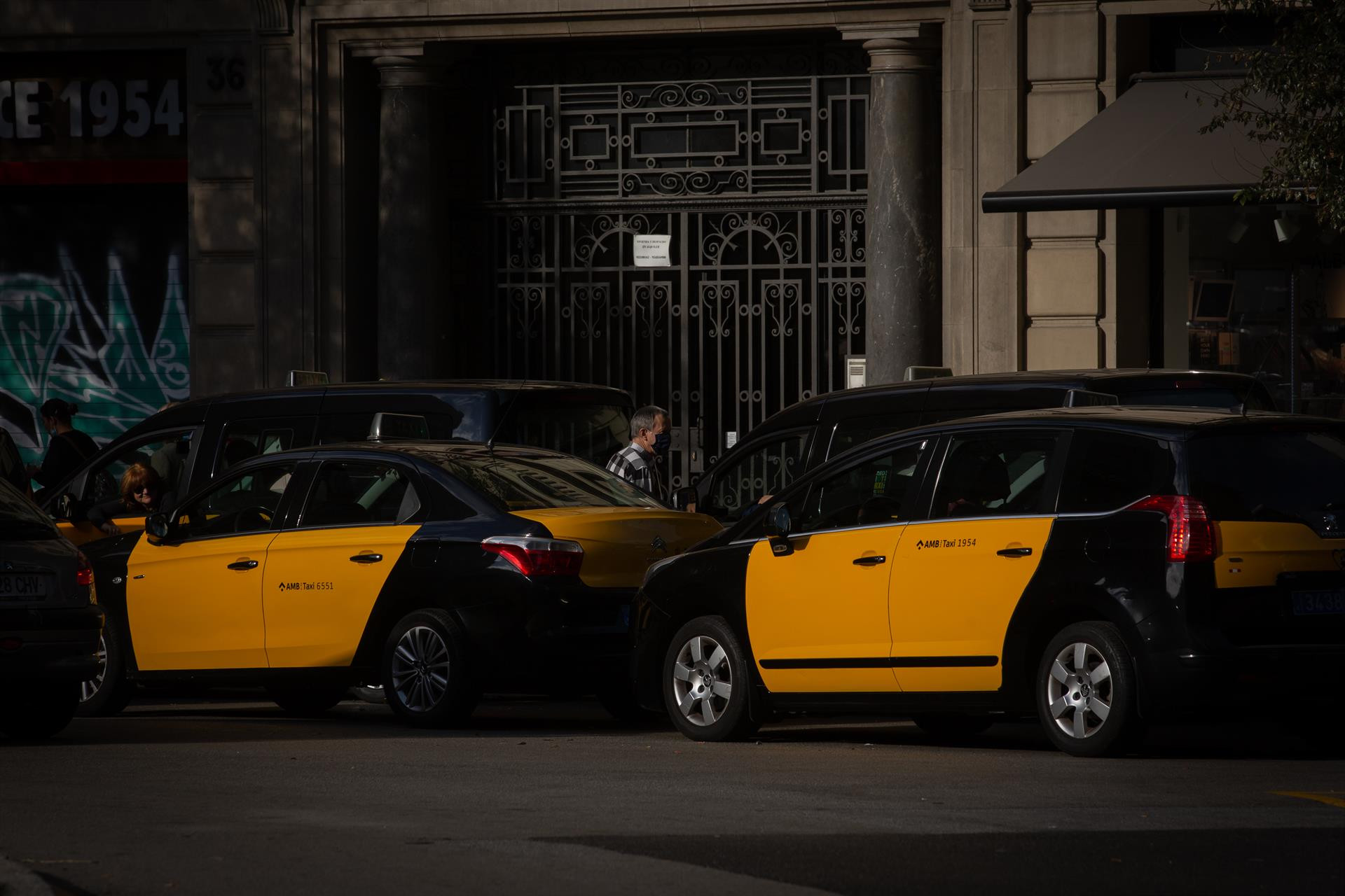 Imagen de archivo de unos taxis en Barcelona / EUROPA PRESS