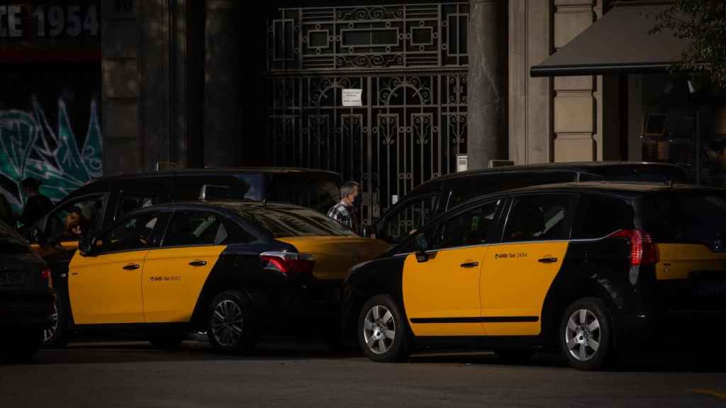 Imagen de archivo de unos taxis en Barcelona / EUROPA PRESS