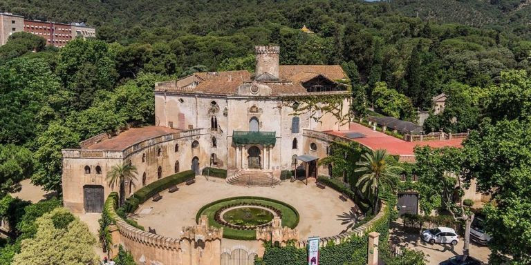 Vista aérea del Palau del Marquès d'Alfarràs en el parque del Laberint d'Horta, en Barcelona. / AJUNTAMENT DE BARCELONA