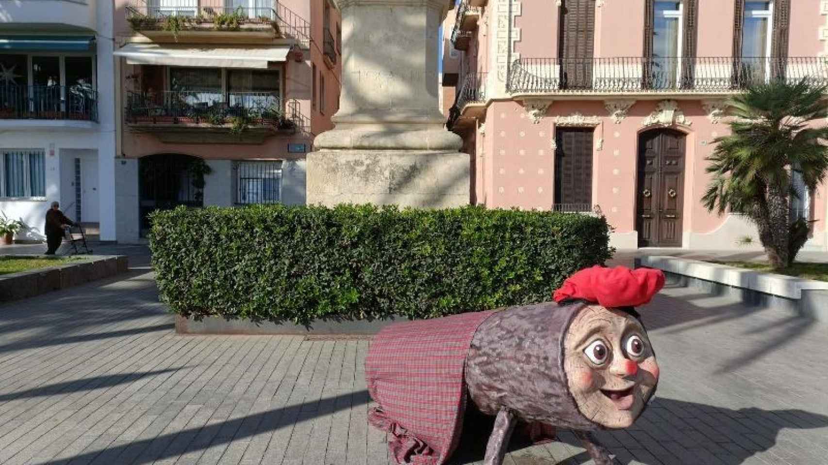 Un 'Tió' gigante de los distribuidos por el Ayuntamiento de Badalona / AJUNTAMENT DE BADALONA