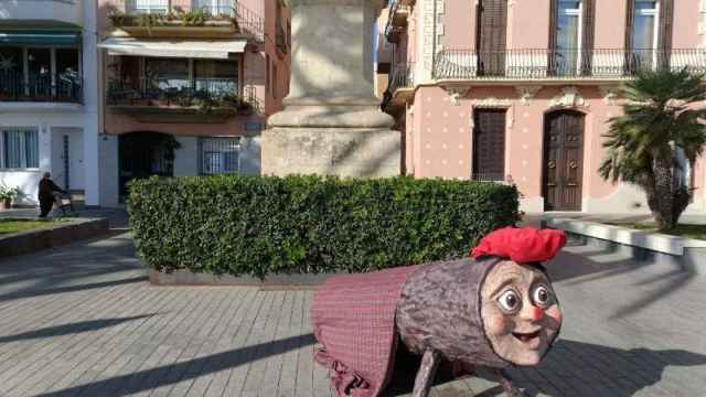 Un 'Tió' gigante de los distribuidos por el Ayuntamiento de Badalona / AJUNTAMENT DE BADALONA