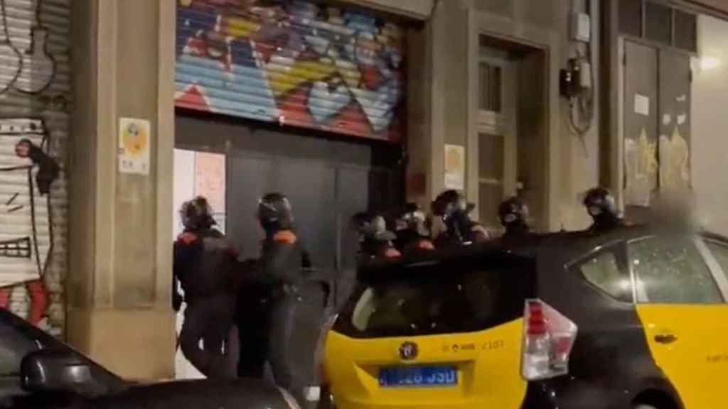 Entrada de mossos en una asociación cannábica de Sants / MOSSOS D'ESQUADRA