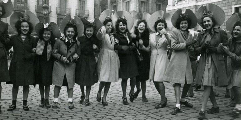 Modistas celebrando el día de su patrona, Santa Llúcia, en 1944 / TWITTER HISTÒRIES DE BARCELONA