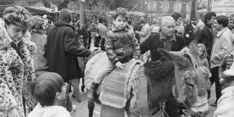 Imagen de un niño encima de un burro durante la Fira de Santa Llúcia / ARCHIVO FOTOGRÁFICO FIRA SANTA LLÚCIA