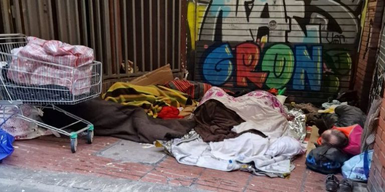 La entrada de un parking en la calle de Madrona completamente bloqueada / CEDIDA 