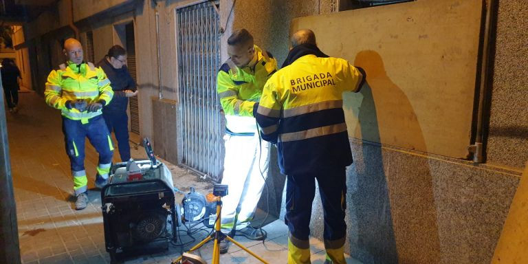 Trabajadores de la Brigada Municipal asegurando la vivienda / CEDIDA