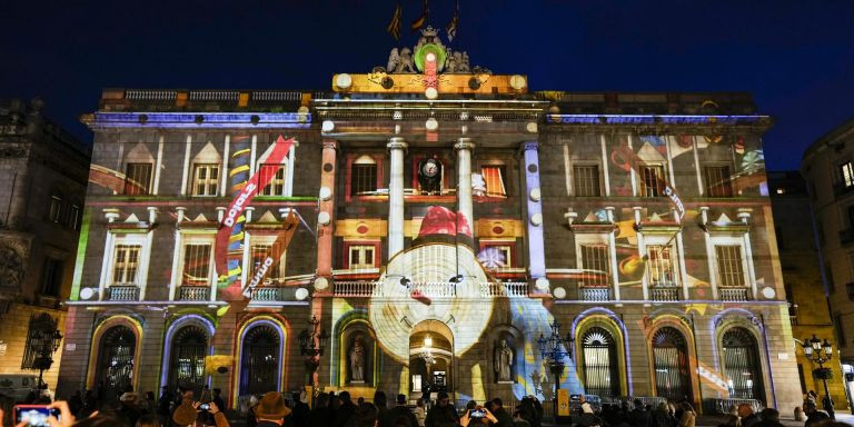 Imagen del Tió proyectada en la fachada del Ayuntamiento / EFE