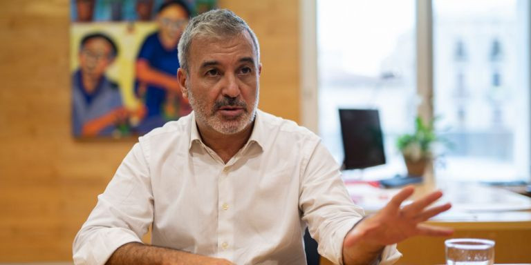 Jaume Collboni, en su despacho, durante una entrevista con Metrópoli / LUIS MIGUEL AÑÓN (MA)