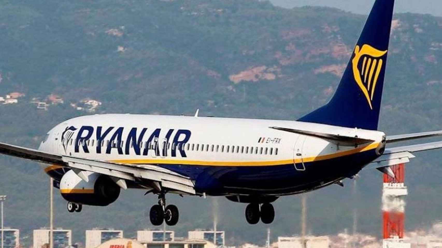 Un avión de Ryanair en el aeropuerto de Barcelona-El Prat