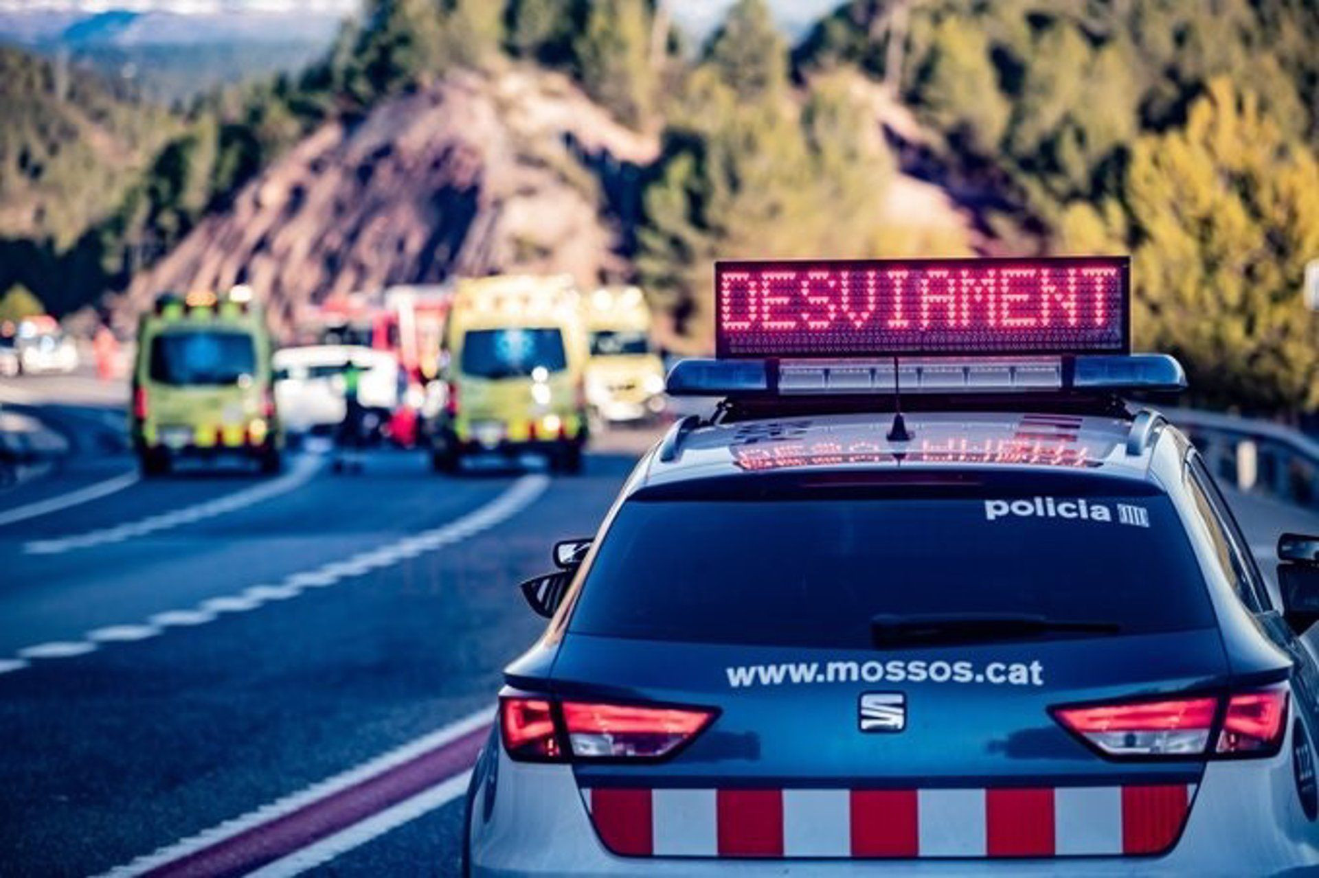 Un coche de Mossos d'Esquadra y ambulancias del Sistema d'Emergències Mèdiques (SEM) durante un accidente de tráfico en una imagen de archivo / @TRANSIT