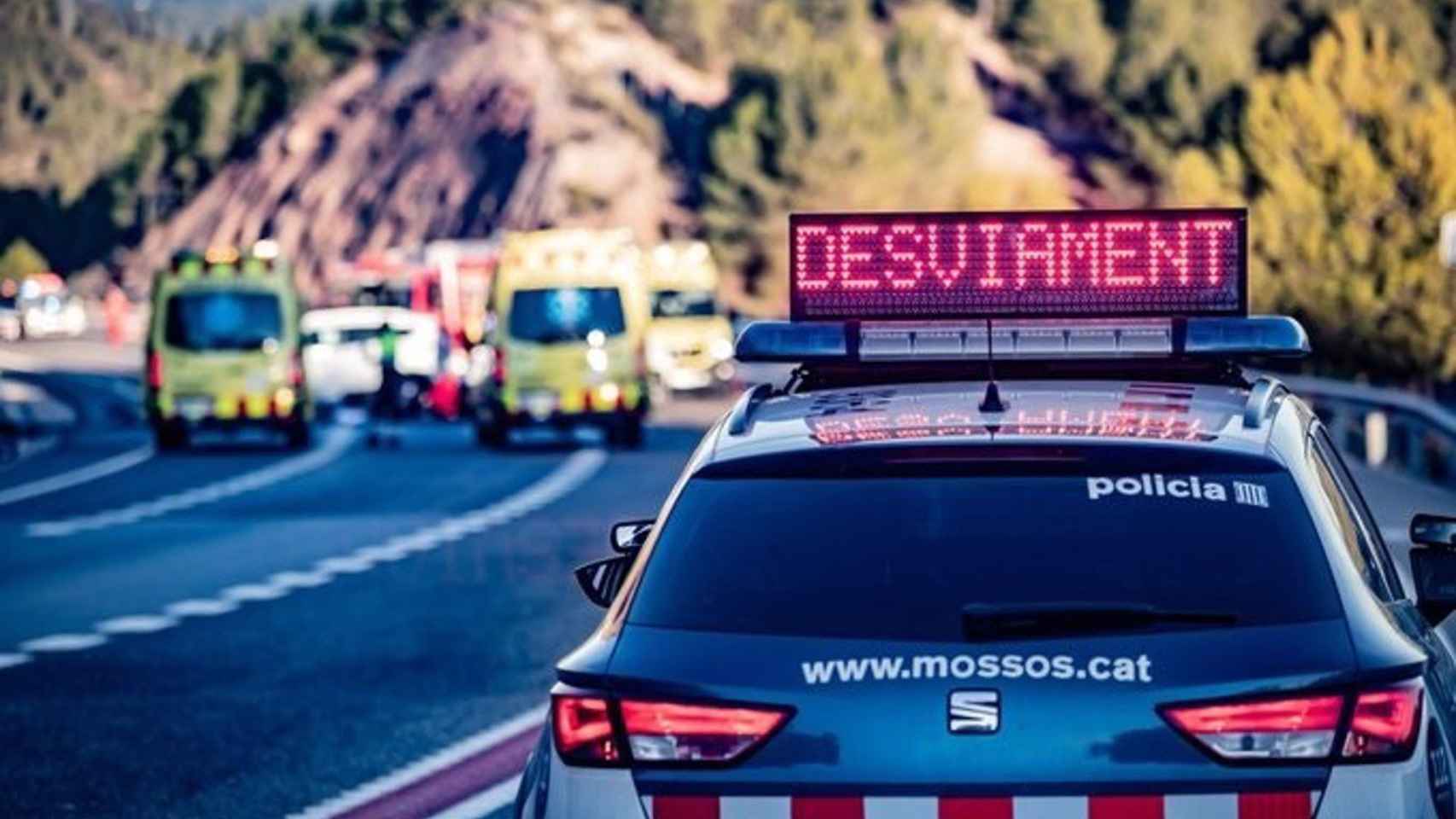 Un coche de Mossos d'Esquadra y ambulancias del Sistema d'Emergències Mèdiques (SEM) durante un accidente de tráfico en una imagen de archivo / TRÀNSIT