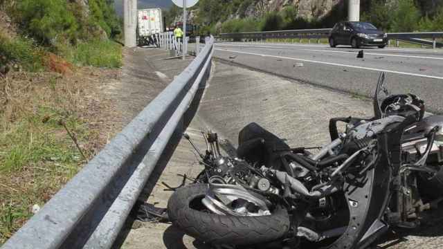 Una moto, tras haber sufrido un accidente en la AP-7, en una imagen de archivo / EFE