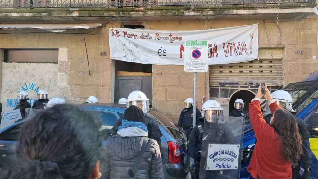 Desalojo de la Guardia Urbana en Les Corts / SALVEM EL CAMP DE LA CREU