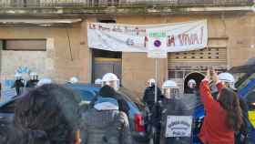 Desalojo de la Guardia Urbana en Les Corts / SALVEM EL CAMP DE LA CREU