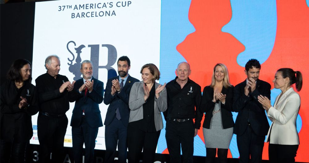 Grand Dalton, CEO de la Copa América, con las autoridades en la presentación de la carrera en Barcelona / EP