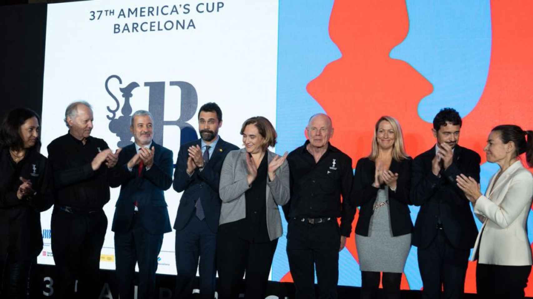 Grand Dalton, CEO de la Copa América, con las autoridades en la presentación de la carrera en Barcelona / EP