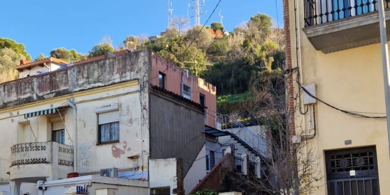 En el fondo, los búnkeres del Turó de la Rovira, donde el ruido de las fiestas llega a las calles aledañas / CEDIDA