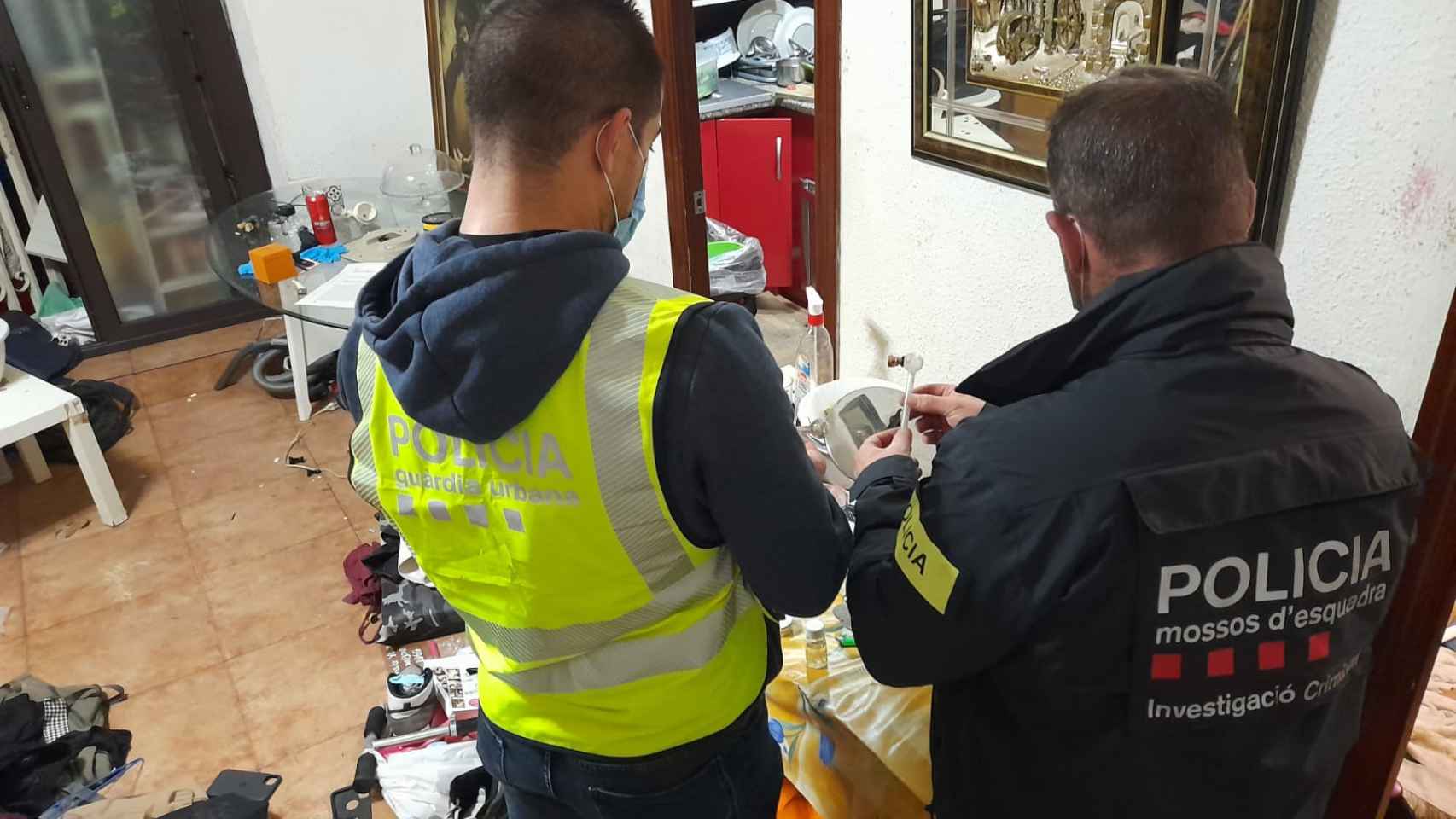 Agentes de la Guardia Urbana de Barcelona y Mossos un el narcopiso del Raval / TWITTER