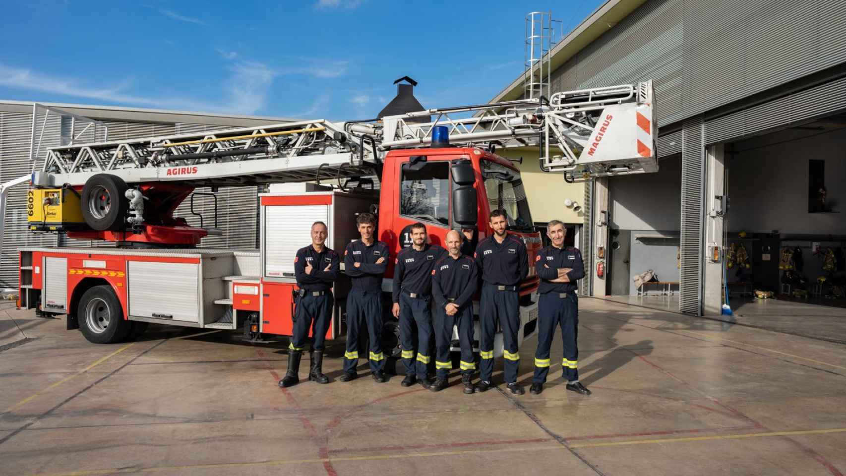 Los bomberos del parque de Badalona / Luis Miguel Añón - Metrópoli