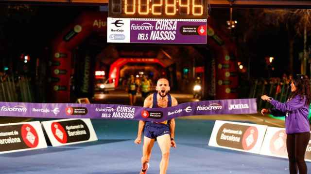 Un atleta cruza la línea de meta en una edición anterior de la Cursa dels Nassos de Barcelona / AJ BCN