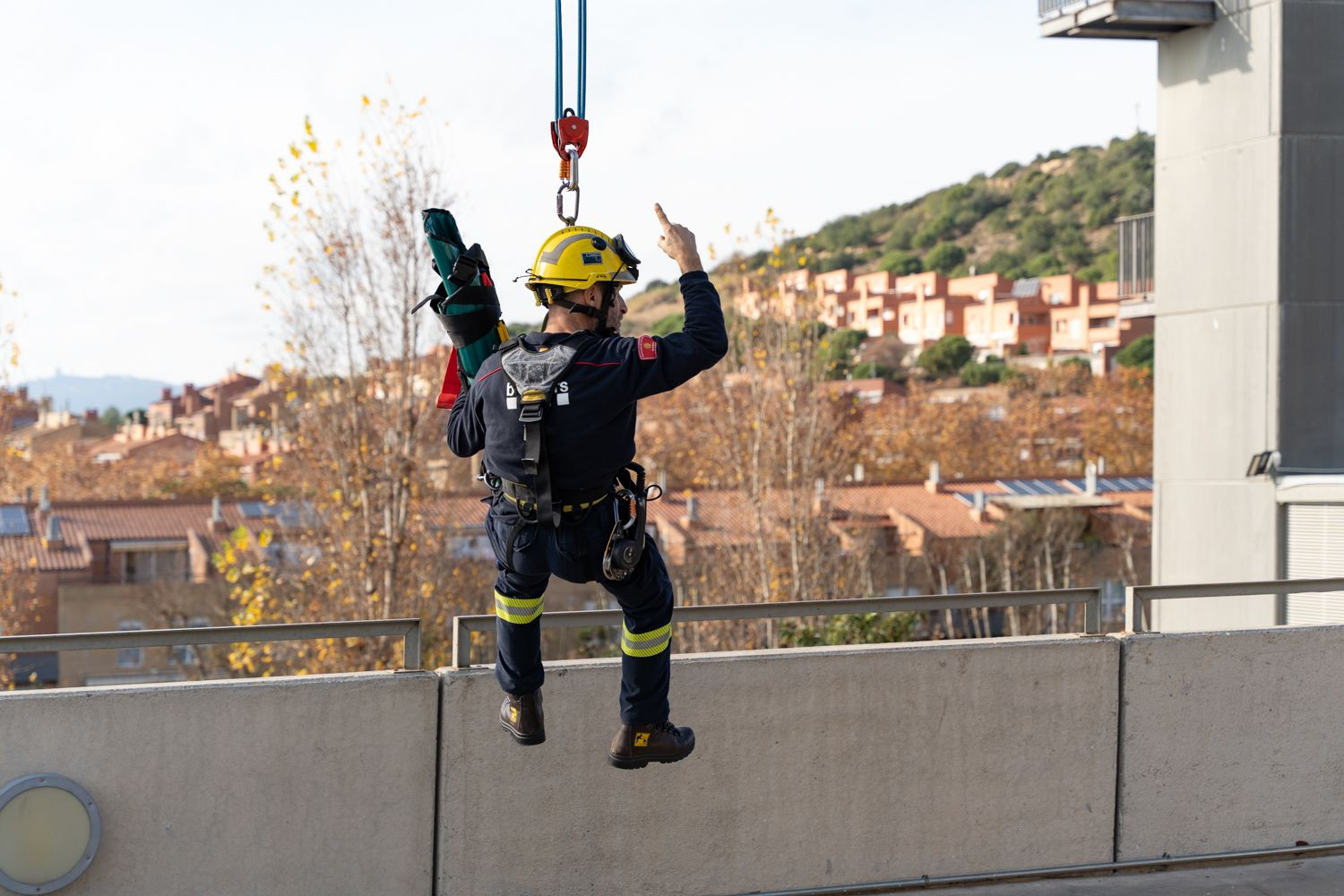 Un bombero de Badalona en una práctica / Luis Miguel Añón - Metrópoli