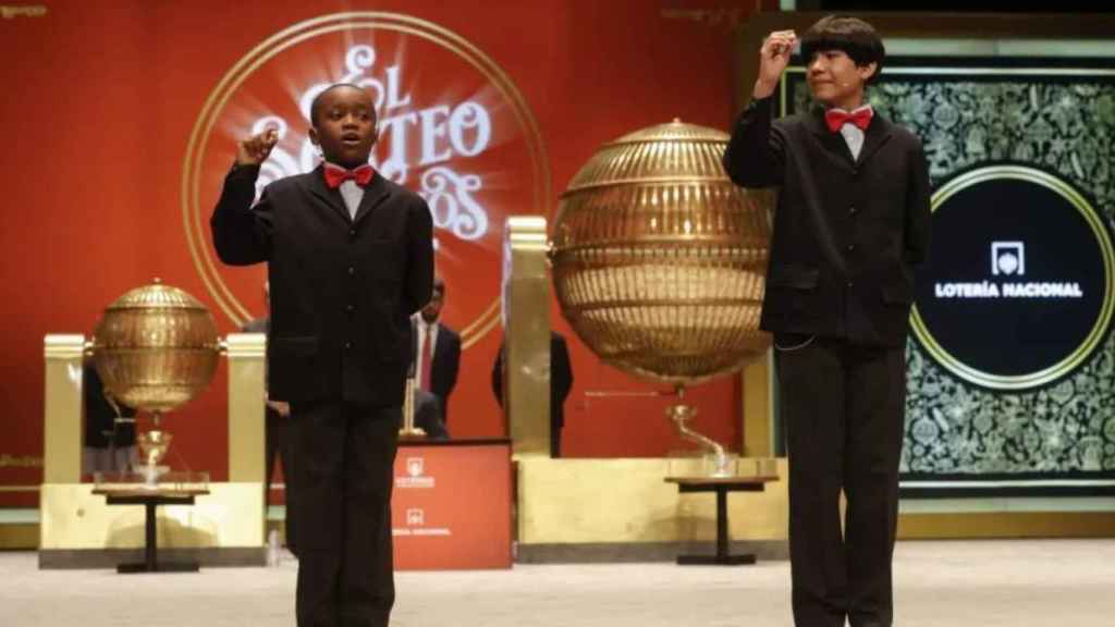 Los niños de San Ildefonso cantan el primer premio de la Lotería de Navidad de Barcelona / EFE