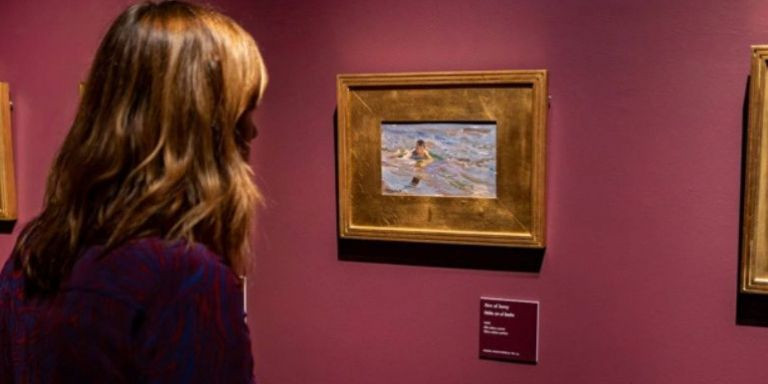 Una mujer visita la exposición de Sorolla en Barcelona / EFE