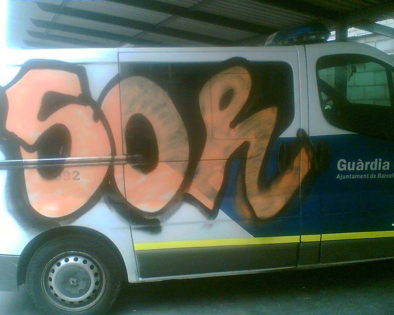 Un furgón de la Guardia Urbana de la calle de Tàpies, en el Raval, vandalizado / CEDIDA
