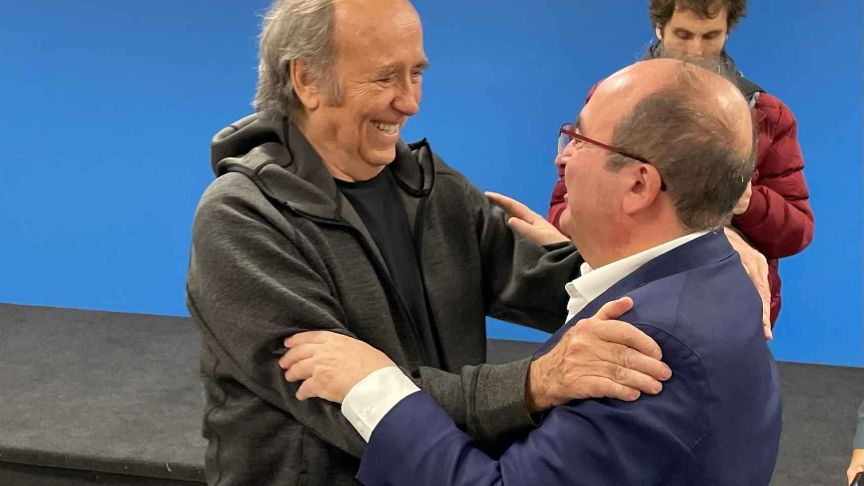 El cantautor barcelonés Joan Manuel Serrat y el ministro de Cultura y Deporte, Miquel Iceta