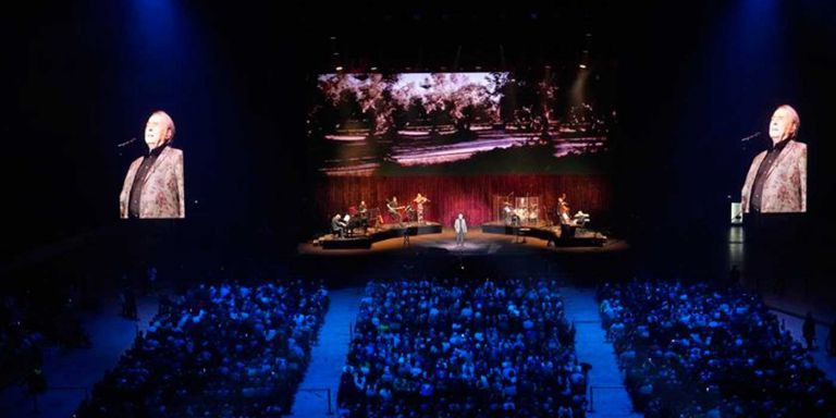 Joan Manuel Serrat, en el Palau Sant Jordi, en su concierto de este viernes / EFE